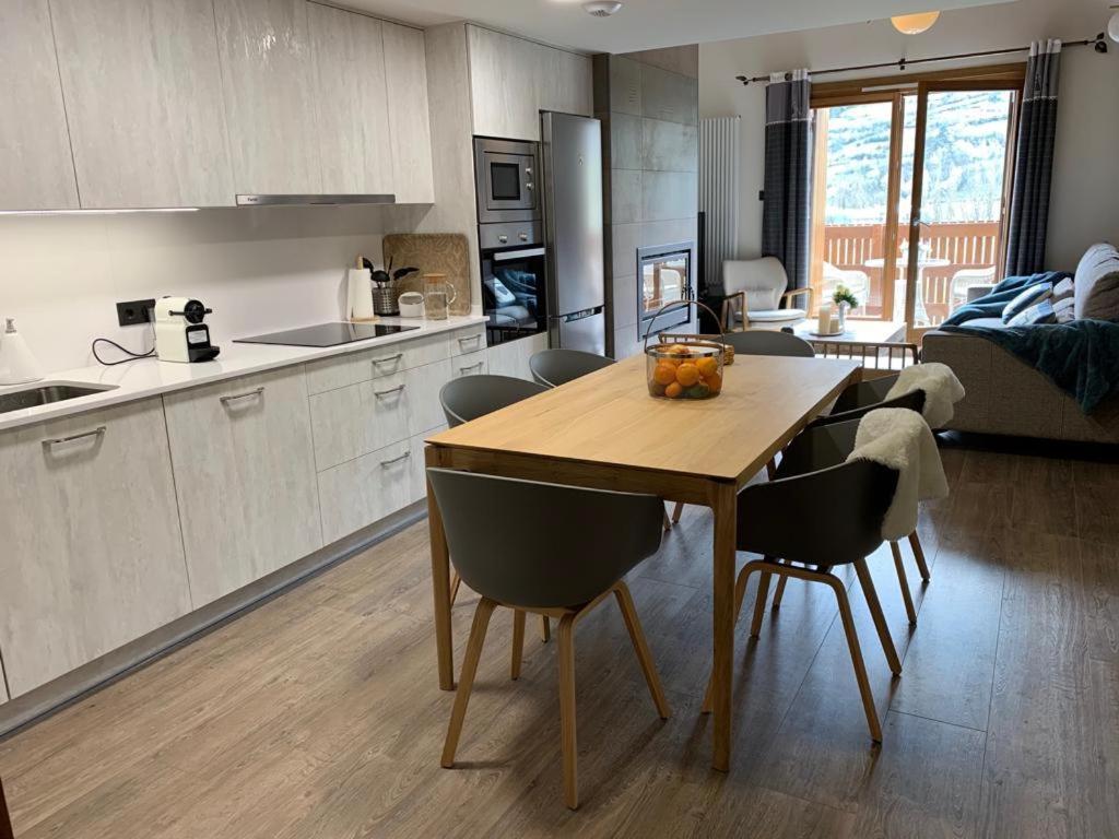 Tuca Del Mont Apartment Benasque Bagian luar foto