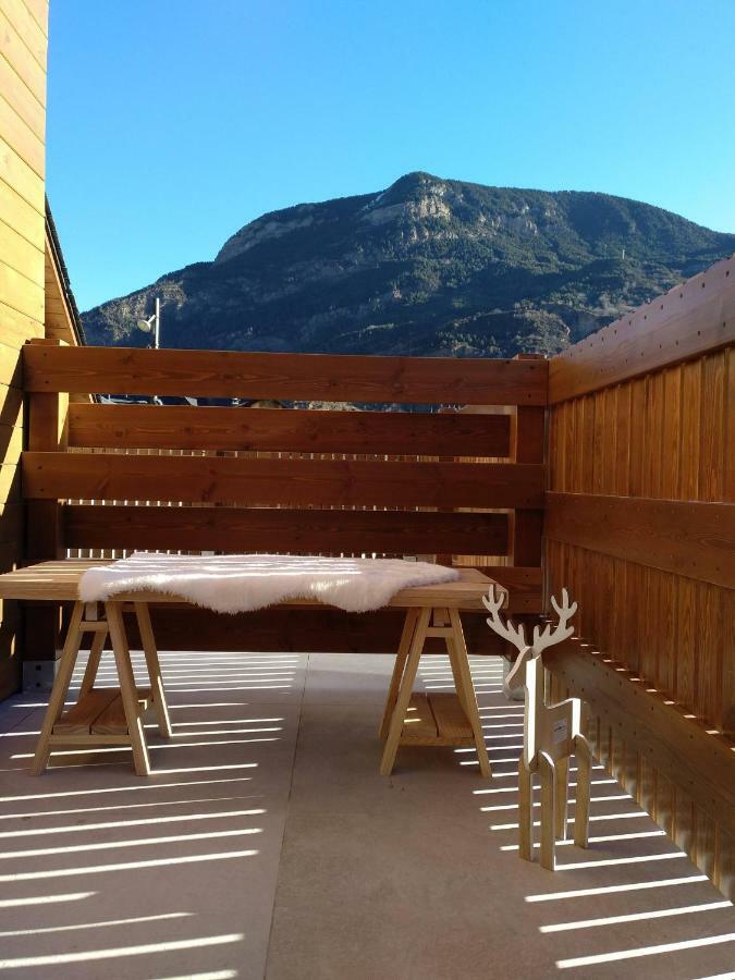 Tuca Del Mont Apartment Benasque Bagian luar foto